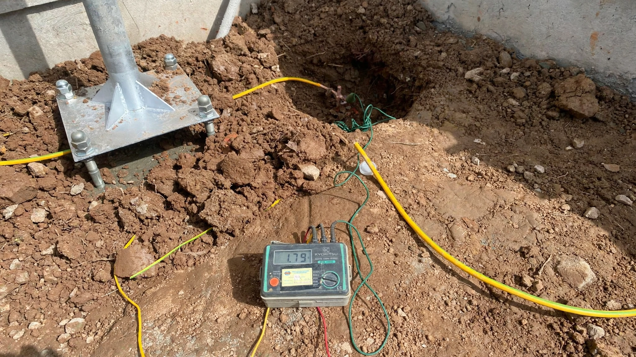 Equipo de medición conectado a una perforación en el terreno